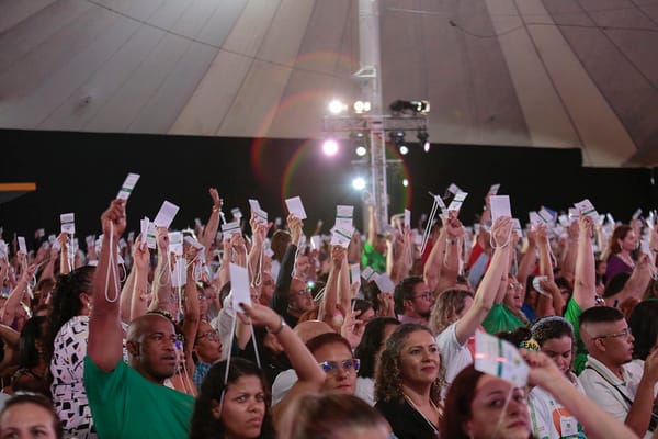 Conferência Nacional de Educação é marcada por protestos e gritos de "Fora Lemman"