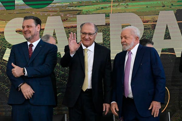 Enquanto critica bilionários, governo corta benefícios sociais e dá bilhões às grandes empresas e ao agronegócio