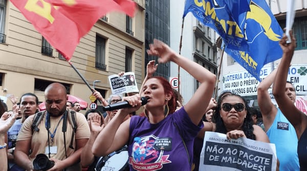 Após manifestação de 12 horas, educadores do Rio forçam vereadores a adiar votação do PL186