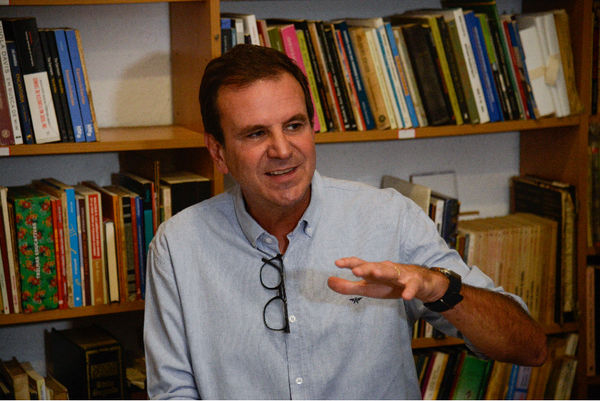 Eduardo Paes ataca trabalhadores e serviços públicos com apoio do PT