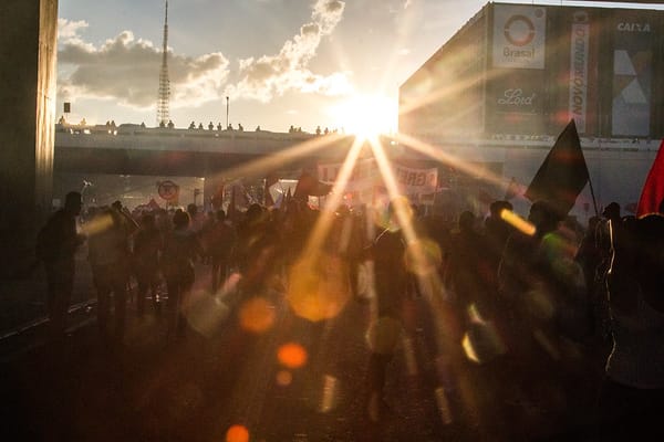 Neste ano de 2025, não desejo a você a paz nem a felicidade hipócritas do capitalismo