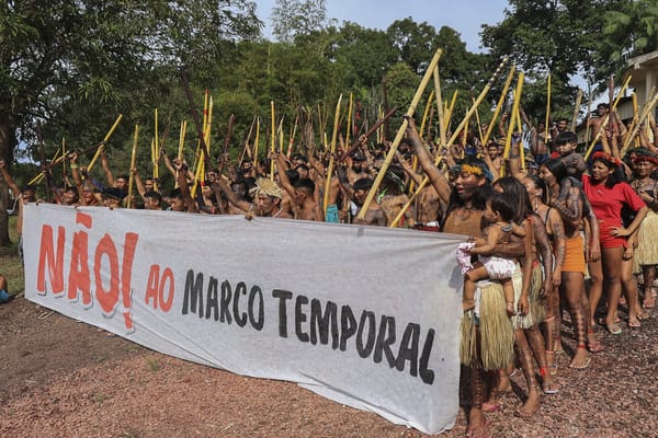 Dia dos Povos Indígenas: Subimos a rampa, mas continuamos do lado de fora do Planalto