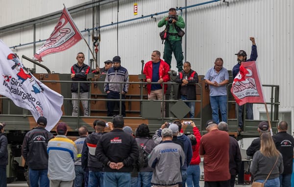 Mil dias de greve: Metalúrgicos ocupam fábrica da Avibras em Jacareí