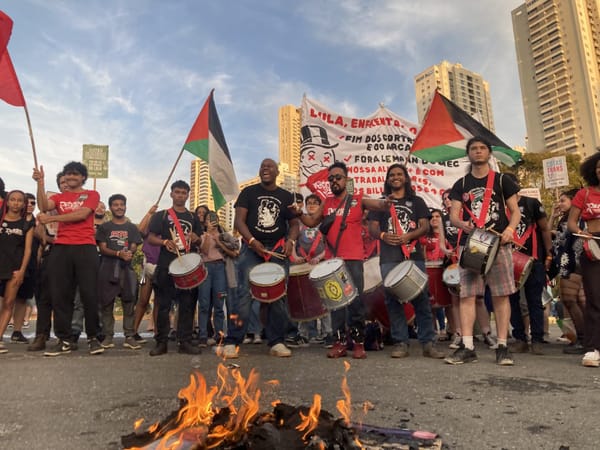 CONUNE: Coletivo Rebeldia queima bonecos de Trump e Netanyahu