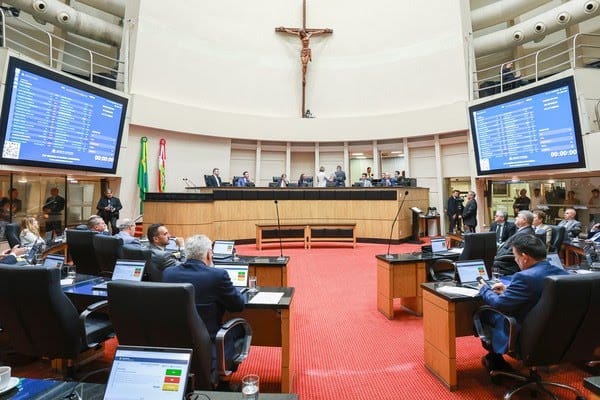 Revida, Rebeldia e o PSTU repudiam a aprovação Projeto de Lei Anti-cotas na Assembleia Legislativa de Santa Catarina